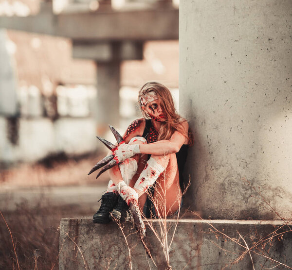 Мутантка в ранах и язвах с когтями вместо пальцев
.