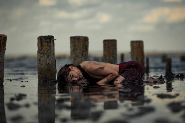 Genç kadın çamur Haliç tedavi suda banyo. 