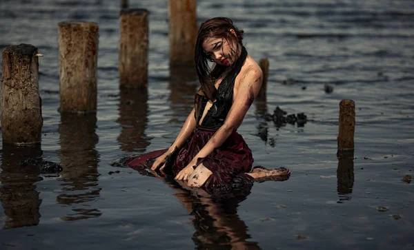 Giovane donna che fa il bagno nelle acque terapeutiche dell'estuario del fango . — Foto Stock