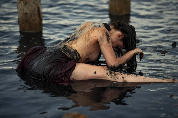 Giovane donna che fa il bagno nelle acque terapeutiche dell'estuario del fango . — Foto Stock