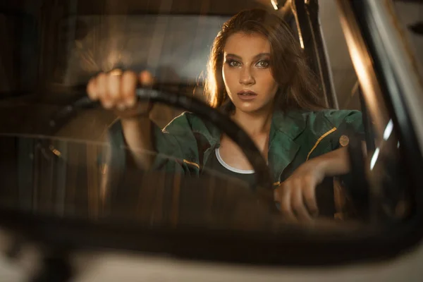 Προσωπογραφία γυναίκας οδηγού πίσω από το τιμόνι του αυτοκινήτου. Προβολή thro — Φωτογραφία Αρχείου