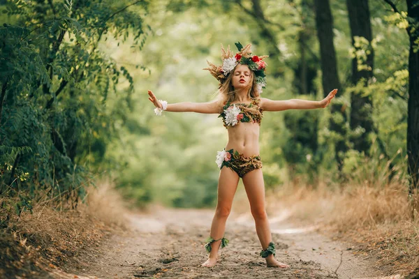 Menina bonita na imagem de ninfa dryad fica na estrada da floresta . — Fotografia de Stock