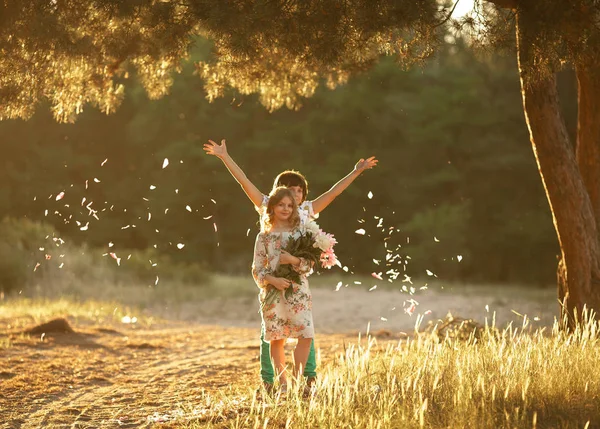 Kleine fröhliche Mädchen und Jungen in sonniger Lichtung. — Stockfoto