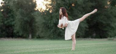 Balerin Kırlangıç'ın bahçesinde poz duruyor.