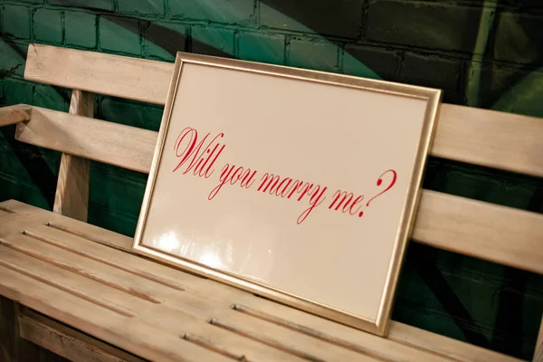 Étiquette sur banc avec inscription Veux-tu m'épouser . — Photo