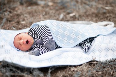 Esneme yeni doğan bebek çim üzerinde yalan.