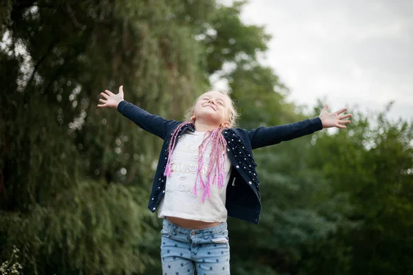 Niña sonríe, se siente feliz, alegría y placer . —  Fotos de Stock