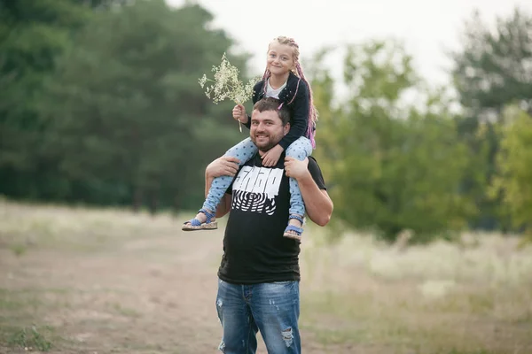 Ευτυχισμένο πατέρα με κόρη χαμόγελο για βόλτα στο πάρκο. — Φωτογραφία Αρχείου