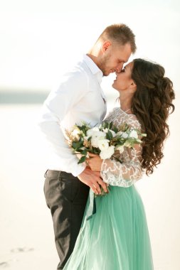 Gelin buketi ve damat ile stand çöl ve kucaklama. Kapat 