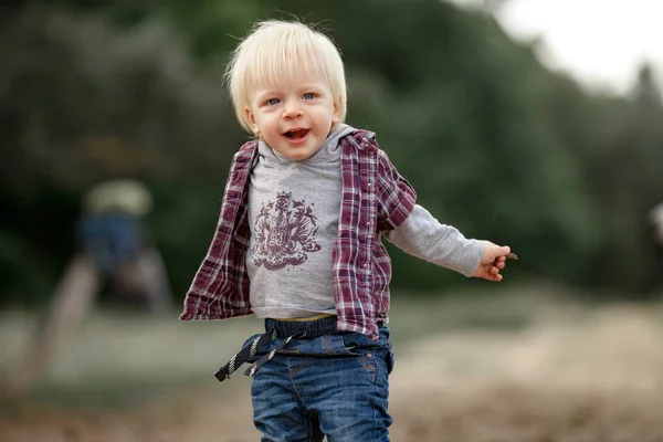 Menino feliz sorri no passeio no parque . — Fotografia de Stock