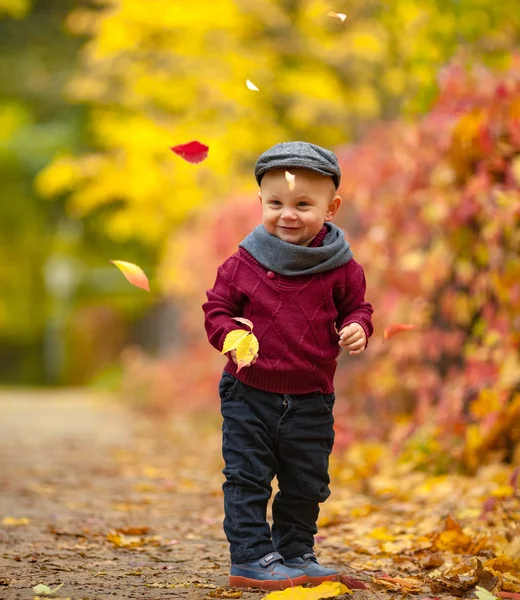 Kleiner glücklicher Junge steht im Park vor fliegendem Co — Stockfoto