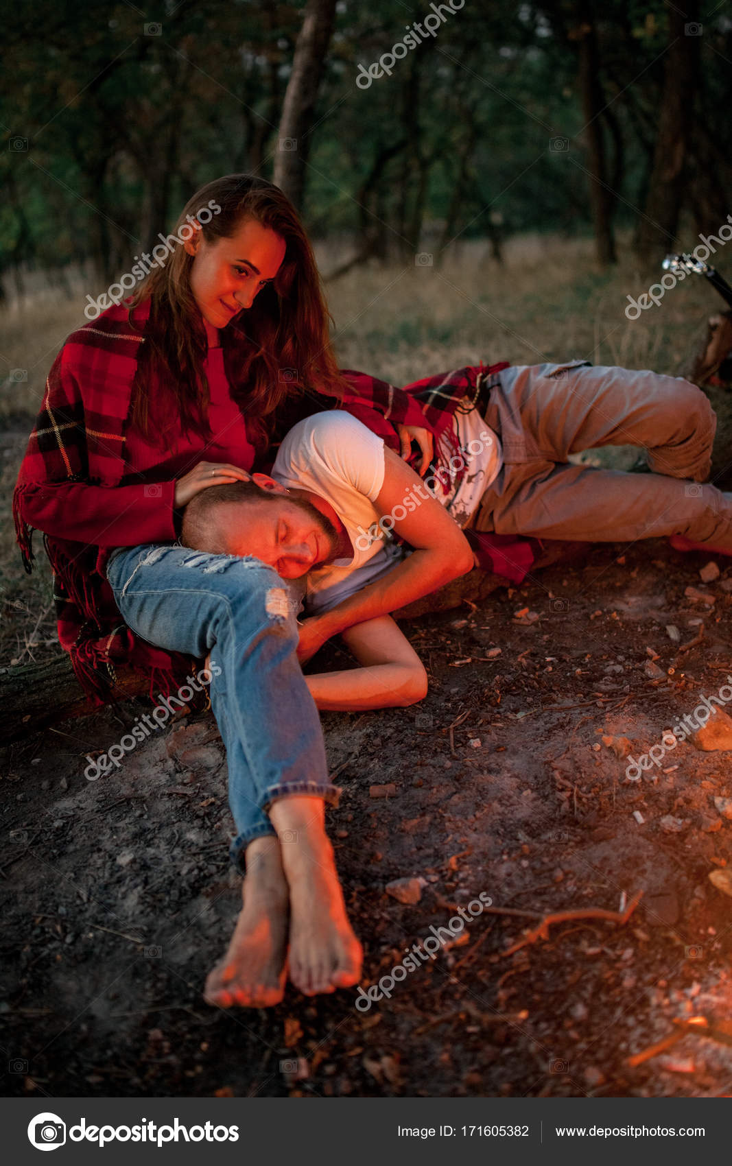 https://st3.depositphotos.com/10880462/17160/i/1600/depositphotos_171605382-stock-photo-enamored-couple-on-picnic-in.jpg