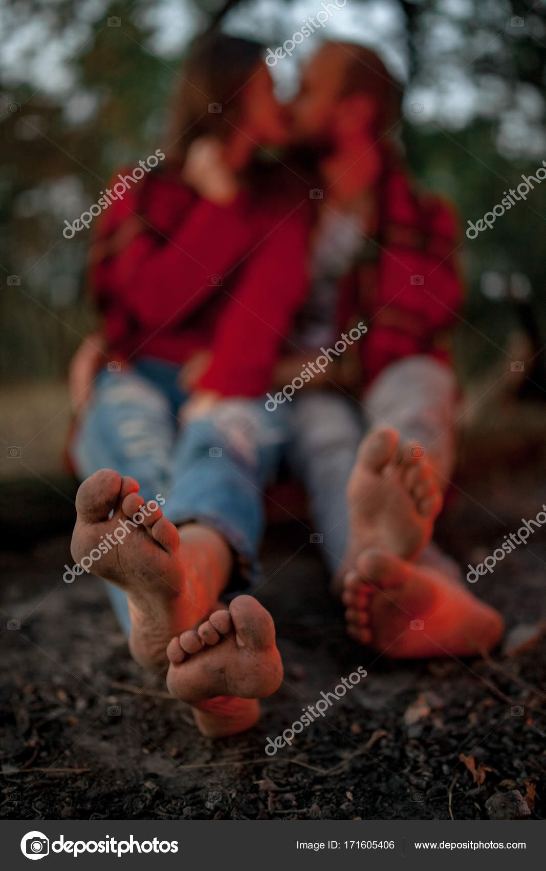 https://st3.depositphotos.com/10880462/17160/i/1600/depositphotos_171605406-stock-photo-enamored-couple-sits-on-picnic.jpg