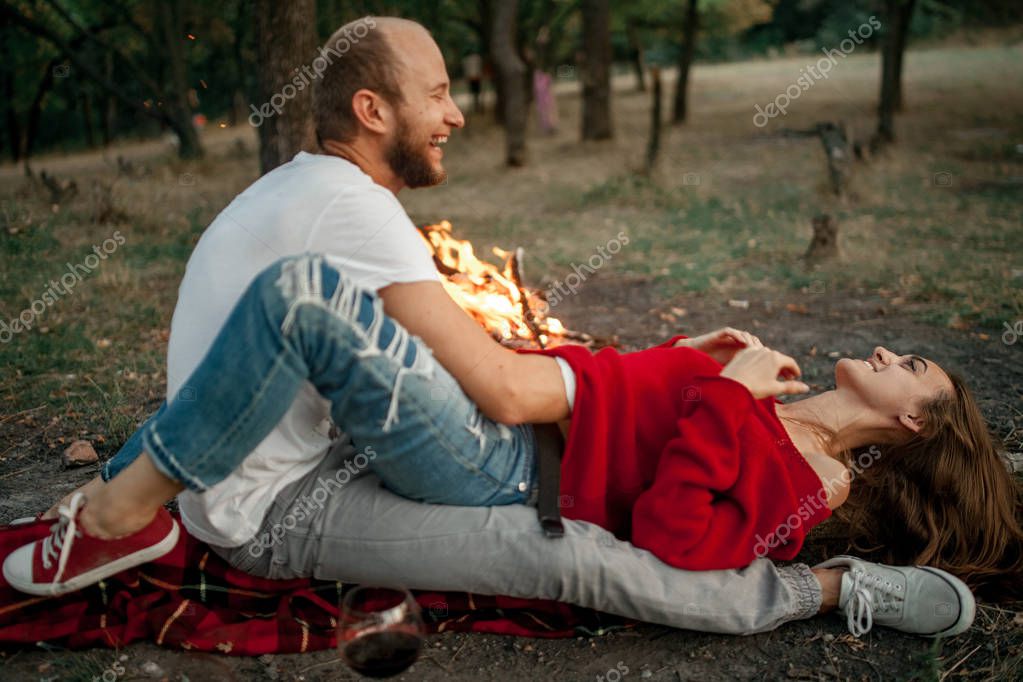 Young man tickle girl his hands and they laugh cheerfully. — Stock