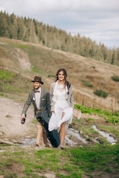 Novia y novio van a caminar en las montañas de los Cárpatos . — Foto de Stock