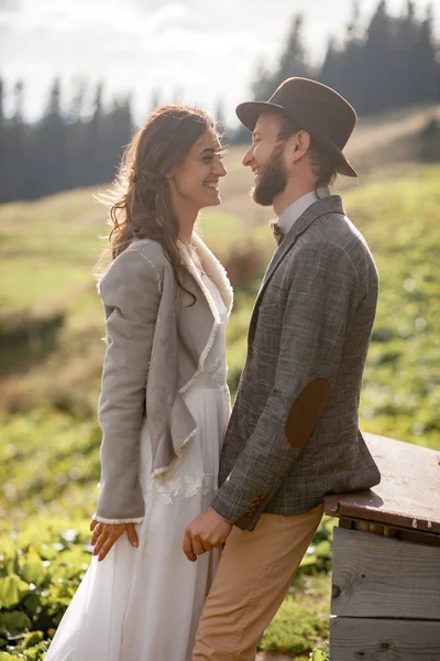 Yeni evliler ve stand dağlar özgeçmişlerine gülmek.