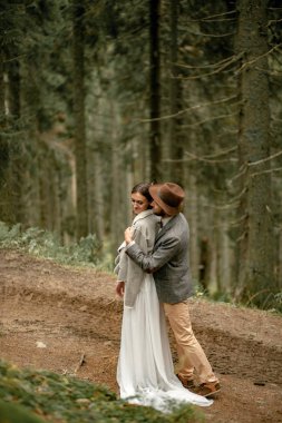 Gelin ve damat orman yolu ve kucaklama stand.