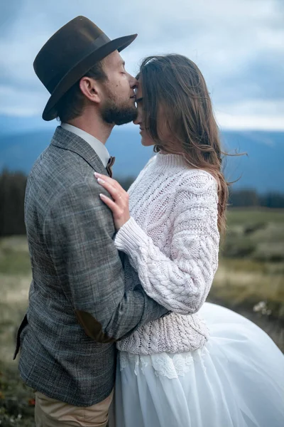 Gelin ve damat stand ve dağlar özgeçmişlerine sarılmak.