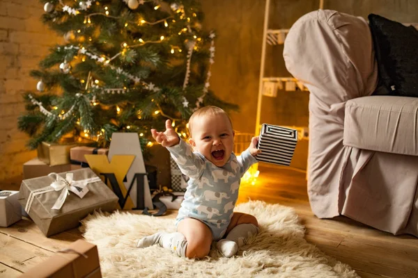 小さな男の子がクリスマス プレゼントに満足して. — ストック写真