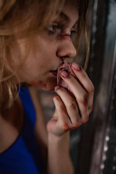Kobieta ofiarą przemocy i nadużyć stoi z hanky i chusteczki siniaki i rany na twarzy. Zbliżenie. Portret. — Zdjęcie stockowe