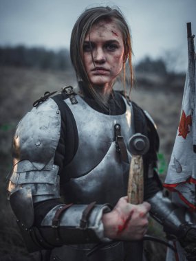 Çayır ellerinde kılıç ve zırh bayrak ile Jeanne d'Arc görüntüdeki kız portresi.