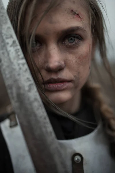 Portrait de jeune fille à l'image de Jeanne d'Arc en armure et l'épée à la main . — Photo