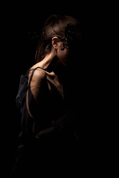 Vacker ung flicka står i transparent sjal med målade kropp och svart mask. Kroppskonst. — Stockfoto