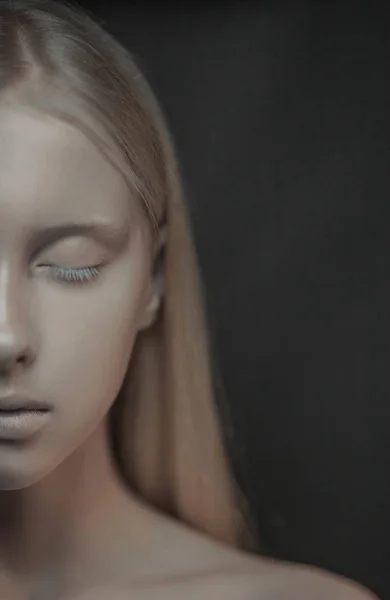 Fél arcát fiatal albínó nő csukott szemmel portréja. — Stock Fotó