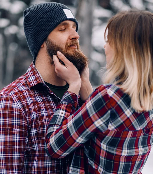 Portret van een paar in shirts buiten. — Stockfoto