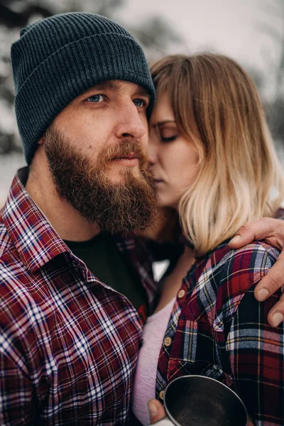 Portret van een paar in shirts buiten. — Stockfoto