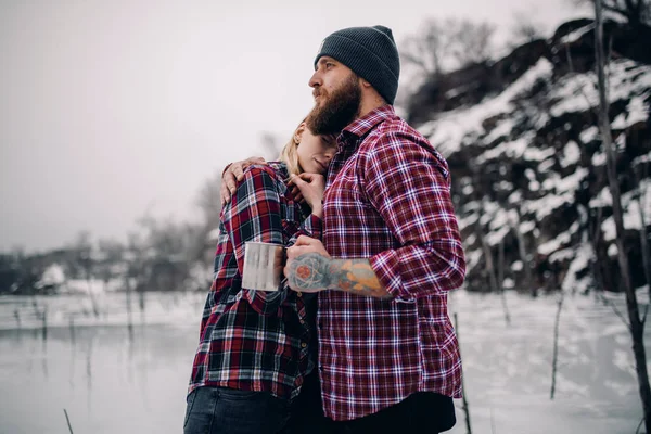 Câlins de jeune couple pendant la promenade hivernale . — Photo