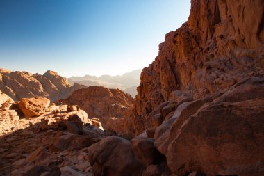Dağlar güneşin ilk ışınları tarafından güneş doğarken yaktı..