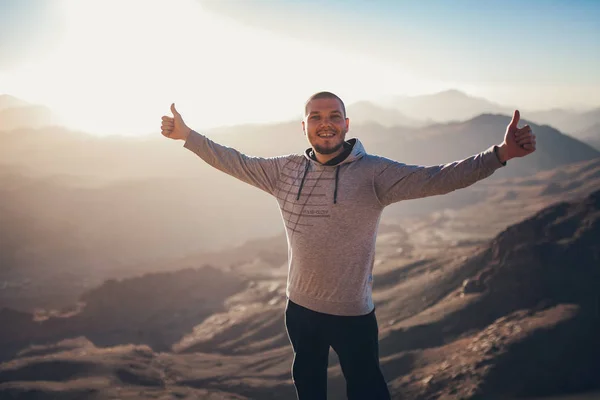 Счастливый человек стоит на фоне восхода солнца в Синайских горах . — стоковое фото