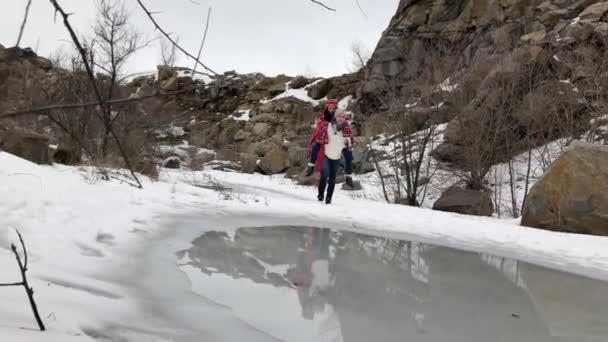 Młody Człowiek Prowadzi Jego Dziewczyna Plecach Kałuży Pokryte Rozpuszczoną Wodzie — Wideo stockowe