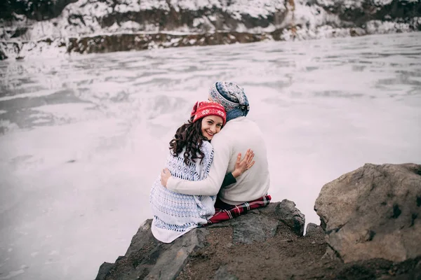 Couple est câlin et souriant sur fond de lac gelé. Fille regarde en arrière . — Photo