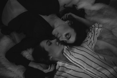 Lezbiyen çift yatakta yatıyor..