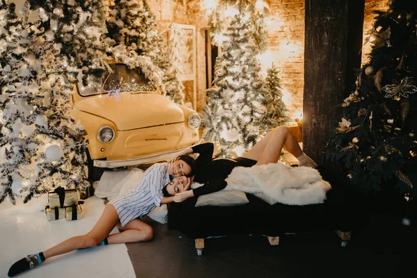 Lesbianas pareja se encuentra en el fondo de la Navidad decoraciones — Foto de Stock