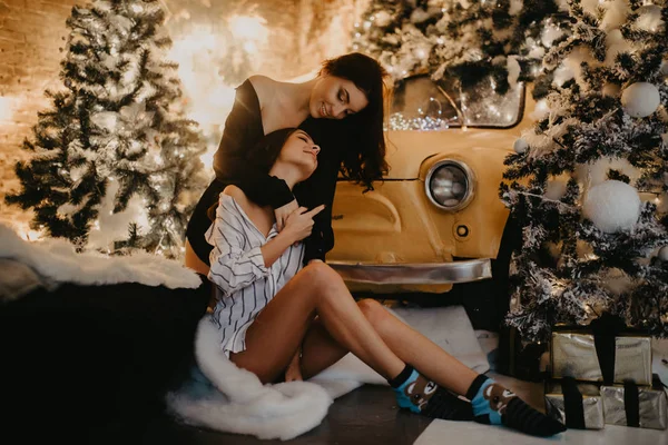 Couple lesbienne câlins sur fond de décorations de Noël — Photo