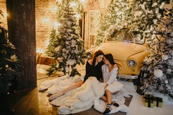 Lesbianas pareja abrazos contra fondo de Navidad decoraciones — Foto de Stock