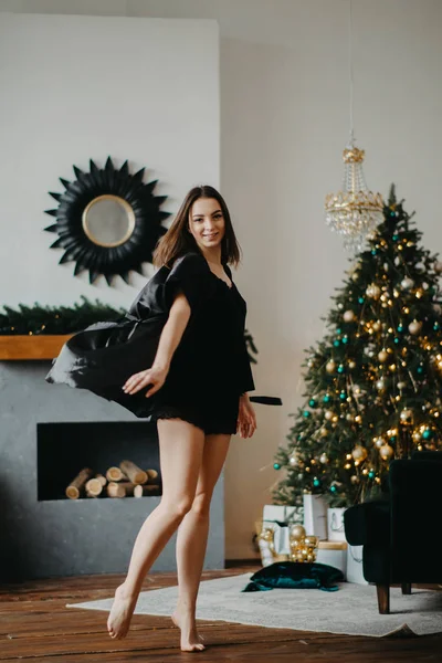 Genç kadın Noel ağacının yanında duruyor.. — Stok fotoğraf