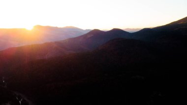 Gün batımında dağlarda bir dron görüntüsü.