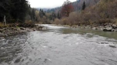 İnsansız hava aracı, bir dağ nehrinin hızlı akan sularından Karpatlar 'daki tepelere doğru ateş ediyor..