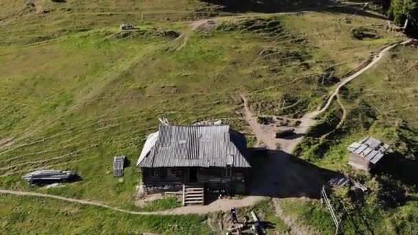 Bella Vista Drone Vecchia Capanna Legno Radura Nei Carpazi — Video Stock