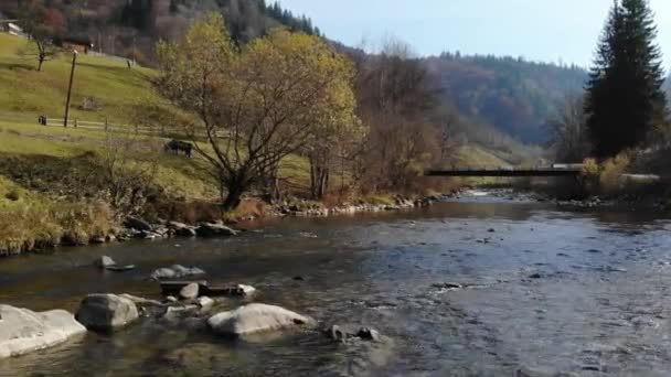 Drone Disparando Través Del Agua Que Fluye Río Montaña Ladera — Vídeo de stock