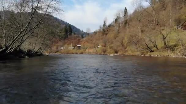 Drone Disparando Largo Del Agua Que Fluye Río Montaña Aldea — Vídeo de stock