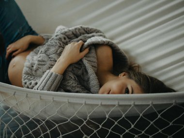 Kazaklı hamile bir kadın ve hamakta dinleniyor..