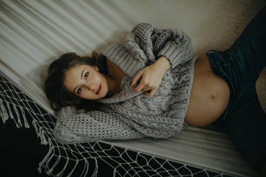 Kazaklı hamile bir kadın ve hamakta dinleniyor..