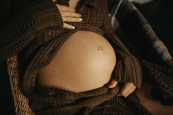 Κλείσιμο της κοιλιάς της εγκύου γυναίκας. — Φωτογραφία Αρχείου