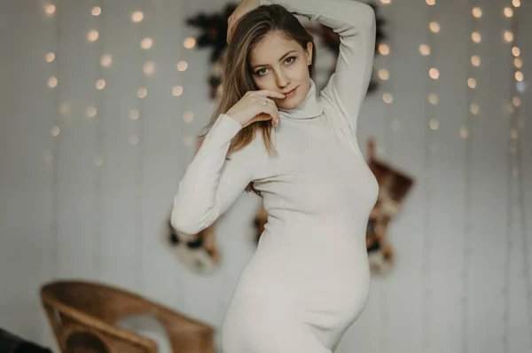 Femme enceinte pose sur fond de décorations de Noël — Photo