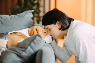 Yalancı köpeğin yanında bir kadın portresi.